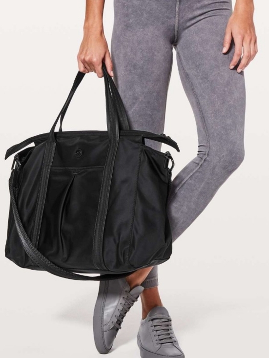 lululemon athletica Handbags - Lululemon | Everywhere Bag 23L Black